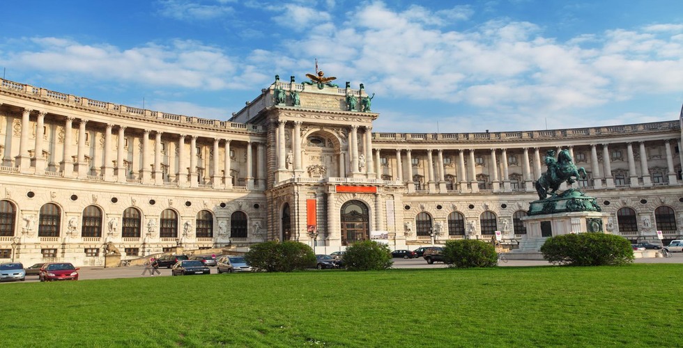 https://d3r8gwkgo0io6y.cloudfront.net/upload/hofburg palace.jpg